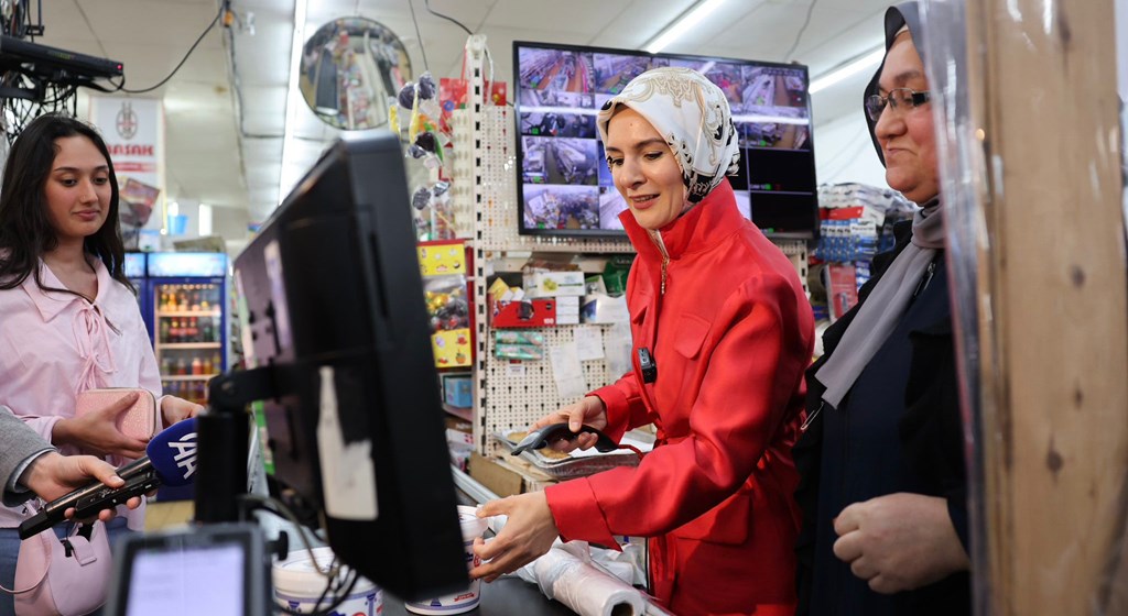 Aile ve Sosyal Hizmetler Bakanımız Göktaş, Brüksel'de çalıştığı aile marketinde 24 yıl sonra yeniden kasaya geçti