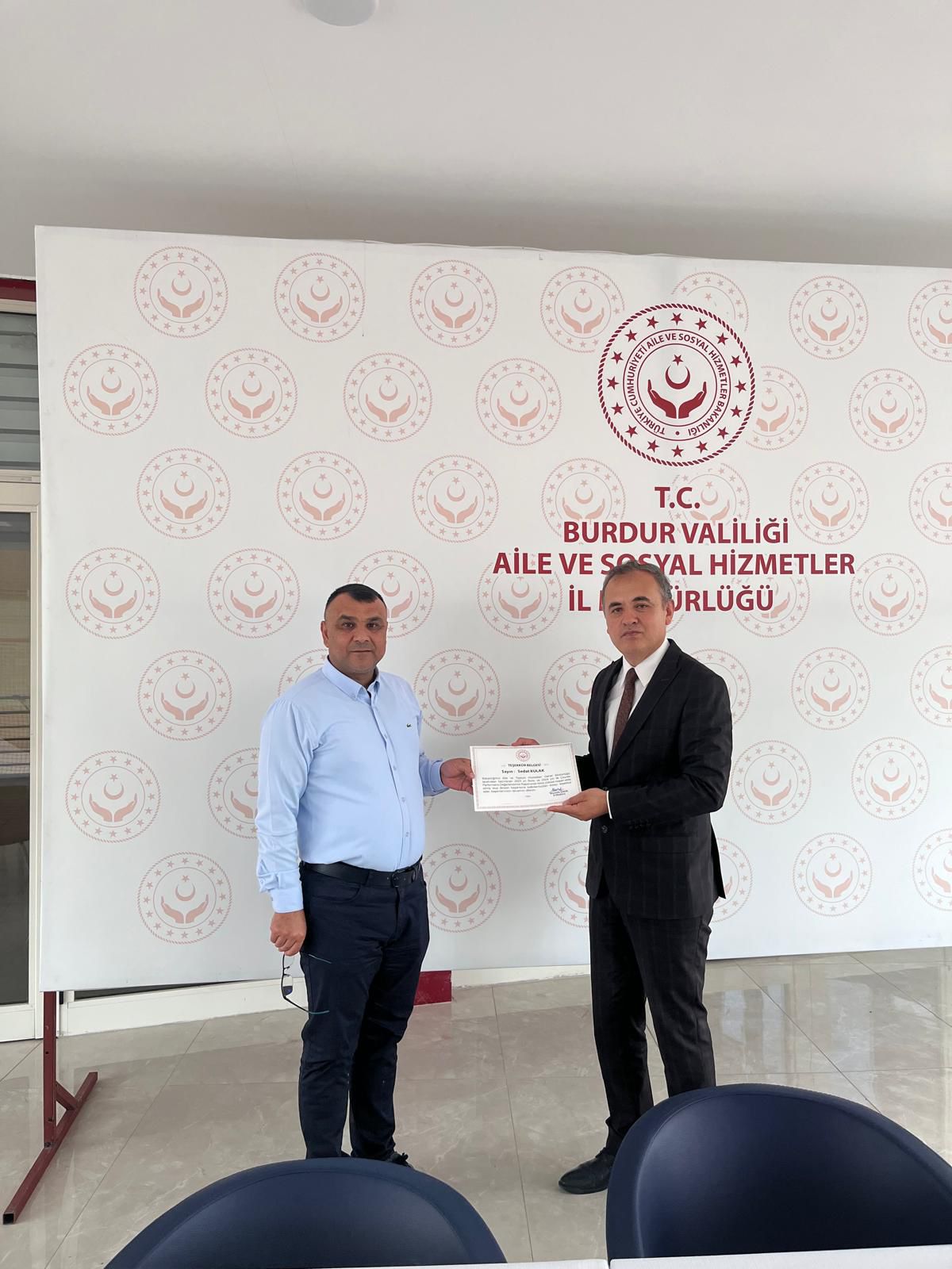 Müdürlüğümüz Aile eğitim programı eğitimcileri ve aile danışmanlığı kullanıcılarına İl Müdürümüz Mustafa ÇAKIR tarafından başarılarından dolayı teşekkür belgesi verilmiştir.