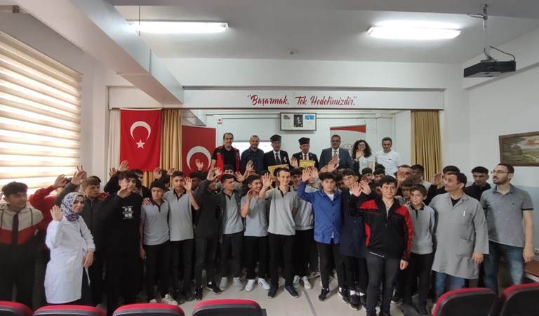Vatan ve Kahramanlık Buluşmaları kapsamında Gazilerimiz Taşova Şehit Polis Ahmet Yaşar Meslek ve Teknik Anadolu Lisesi öğrencileri ile bir araya geldi.