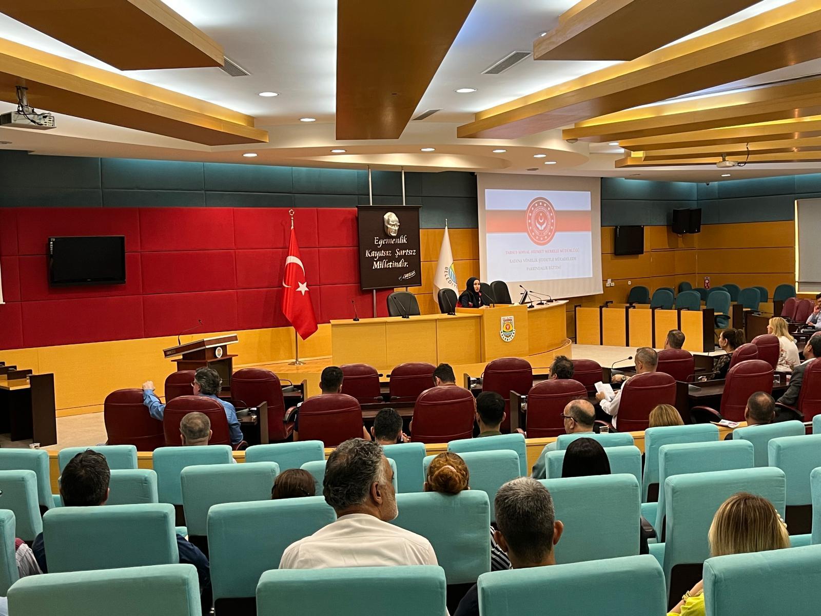#TarsusSHM tarafından Tarsus Belediyesinde görev yapan yönetici ve personellere yönelik  ''6284 Sayılı Kadına Yönelik Şiddetle Mücadele Kanunu ve #KADES'in Yaygınlaştırılması'' kapsamında farkındalık eğitimi verildi.