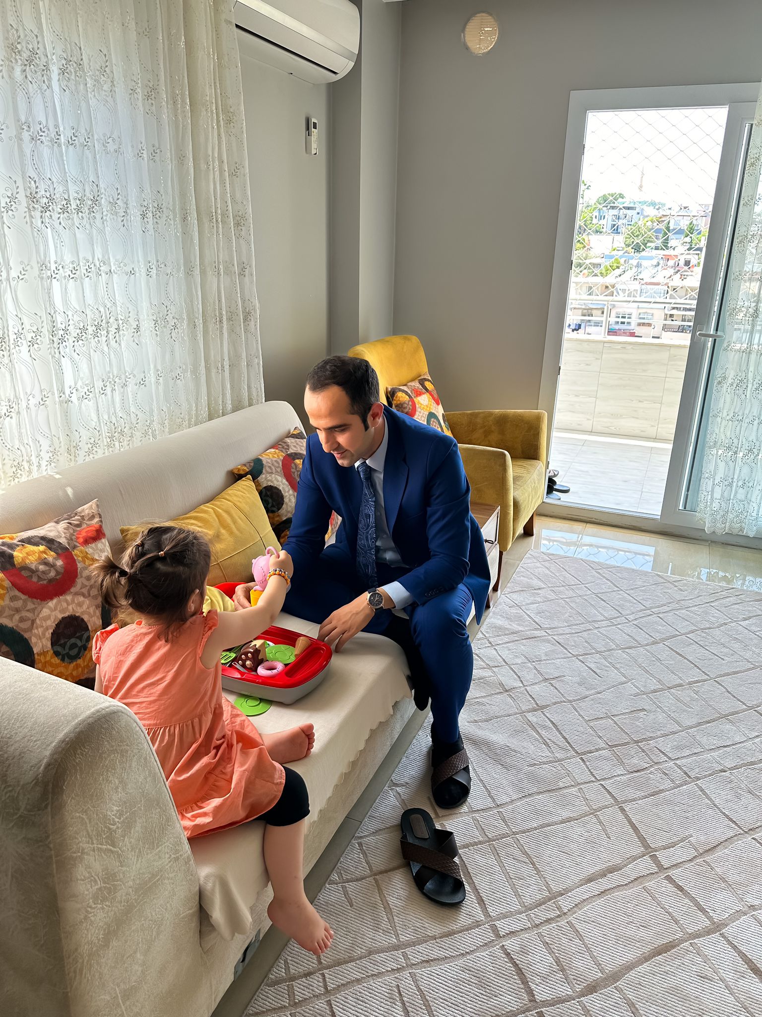 “Bana bakan bir çift zeytin göz ve boynumu saran kollar karşısında sanki kalbimden bir şey koptu. Kızımız bizi tamamladı, biz de onu.” dedi Koruyucu Ailemiz. Gelin, Koruyucu Aile olun. Çocuklarımız sıcak yuvalarında büyüsünler. 