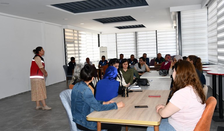 #SilifkeŞÖNİM tarafından Gülnar Belediyesi personellerine "Kadına Yönelik Şiddetle Mücadele" ve " Erken Yaşta ve Zorla Evliliklerle Mücadele" konularında eğitim verildi.    