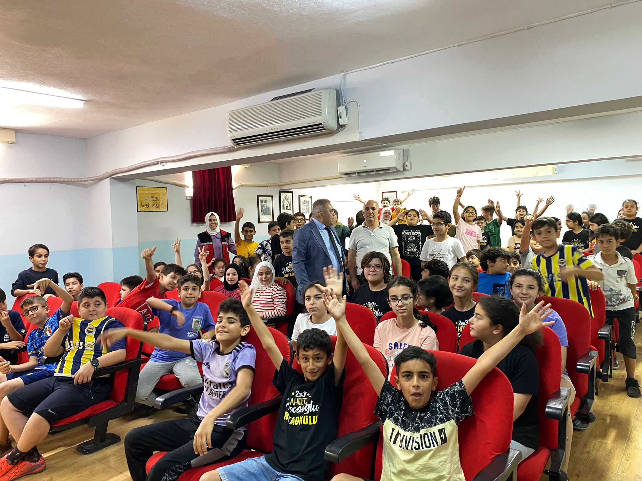 Kahraman gazilerimiz Cumhuriyetimizin 100. Yılı kapsamında gerçekleştirilen #VatanveKahramanlıkBuluşmaları etkinliğinde,Gazimiz Mehmet ÇINAR, Ahmet Hocaoğlu Ortaokulu öğrencileri ile bir araya gelerek vatan ve kahramanlık hikâyelerini aktardılar. 