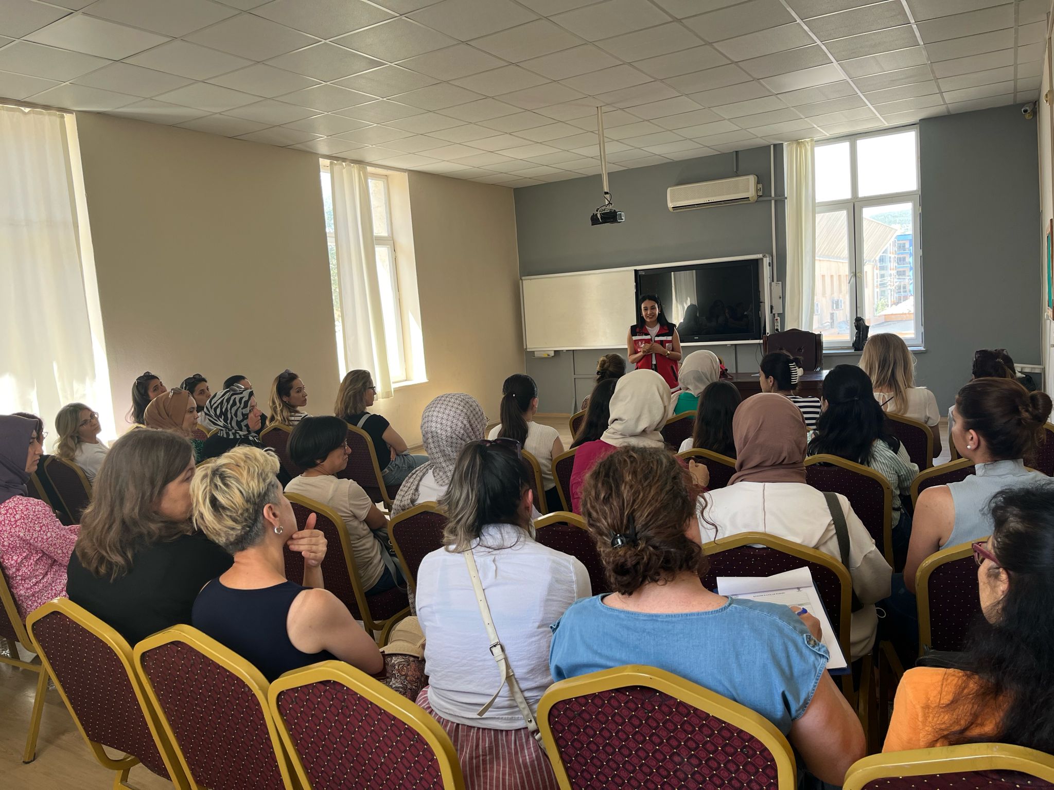 #SilifkeSHM tarafından Silifke Gazi Ortaokulu öğretmenlerine KADES uygulaması tanıtım faaliyetleri kapsamında ''Kadına  Yönelik Şiddetle Mücadele, Erken Yaşta ve Zorla Evliliklerle Mücadele ve Alo 183 '' konularında eğitim verildi.