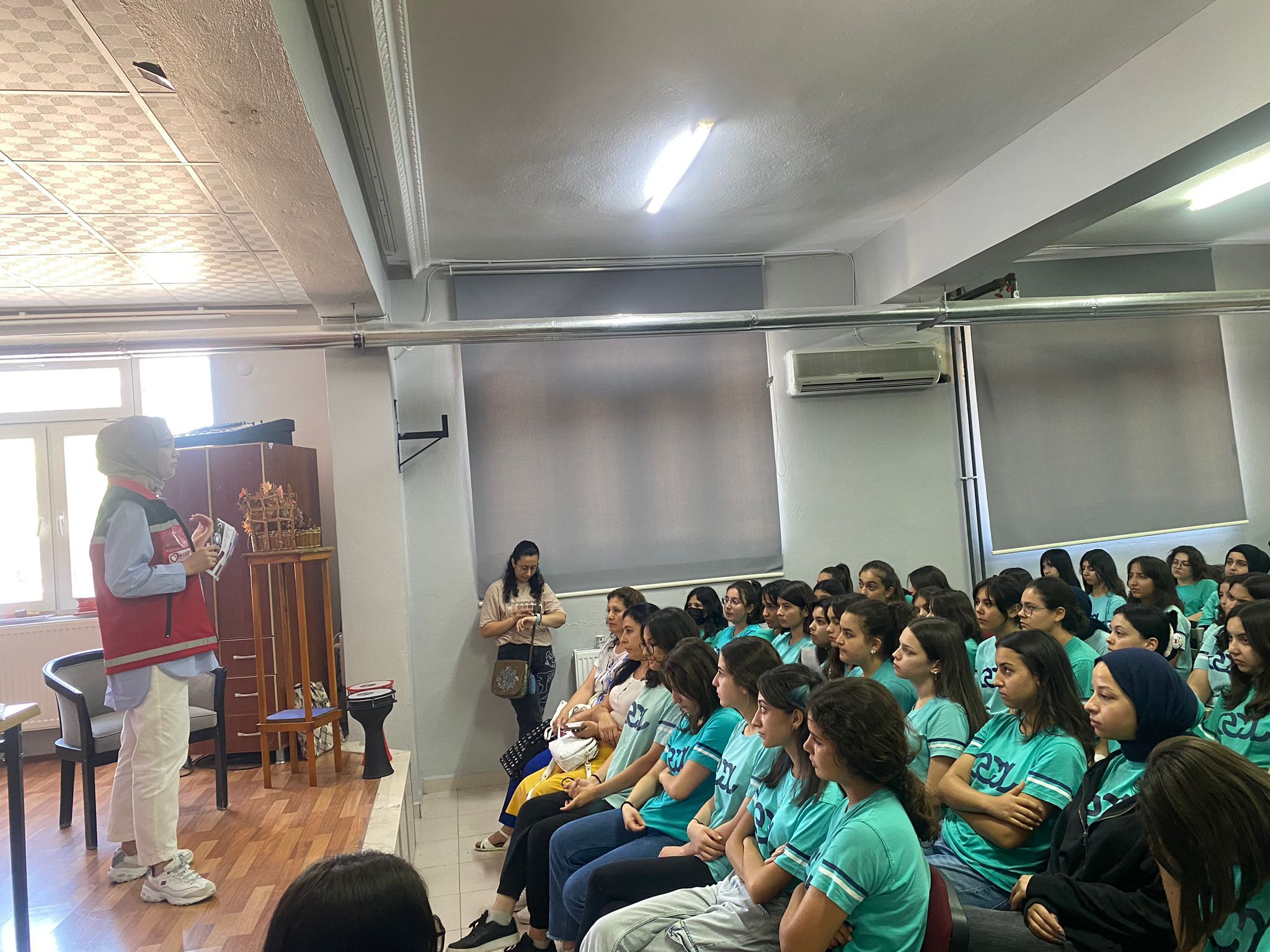 #SilifkeSHM tarafından Silifke Ertan Cüceloğlu Anadolu Lisesi öğrenci ve öğretmenlerine ''Kadına  Yönelik Şiddetle Mücadele, Erken Yaşta ve Zorla Evliliklerle Mücadele, #KADES ve Alo 183 '' konularında eğitim verildi.