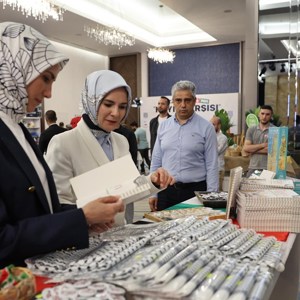 Aile ve Sosyal Hizmetler Bakanımız Göktaş, KADEM'in Gazze'ye yardım için düzenlediği hayır çarşısını ziyaret etti - fotoğraf 1