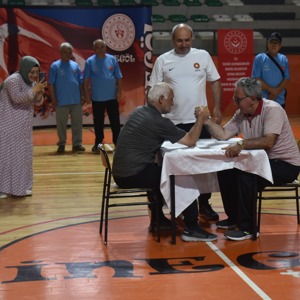İnegöl Fatma Göztepe Huzurevimiz  “Sporla Yaşa, Sağlıklı Yaş Al” Müsabakaları Düzenledi - fotoğraf 3