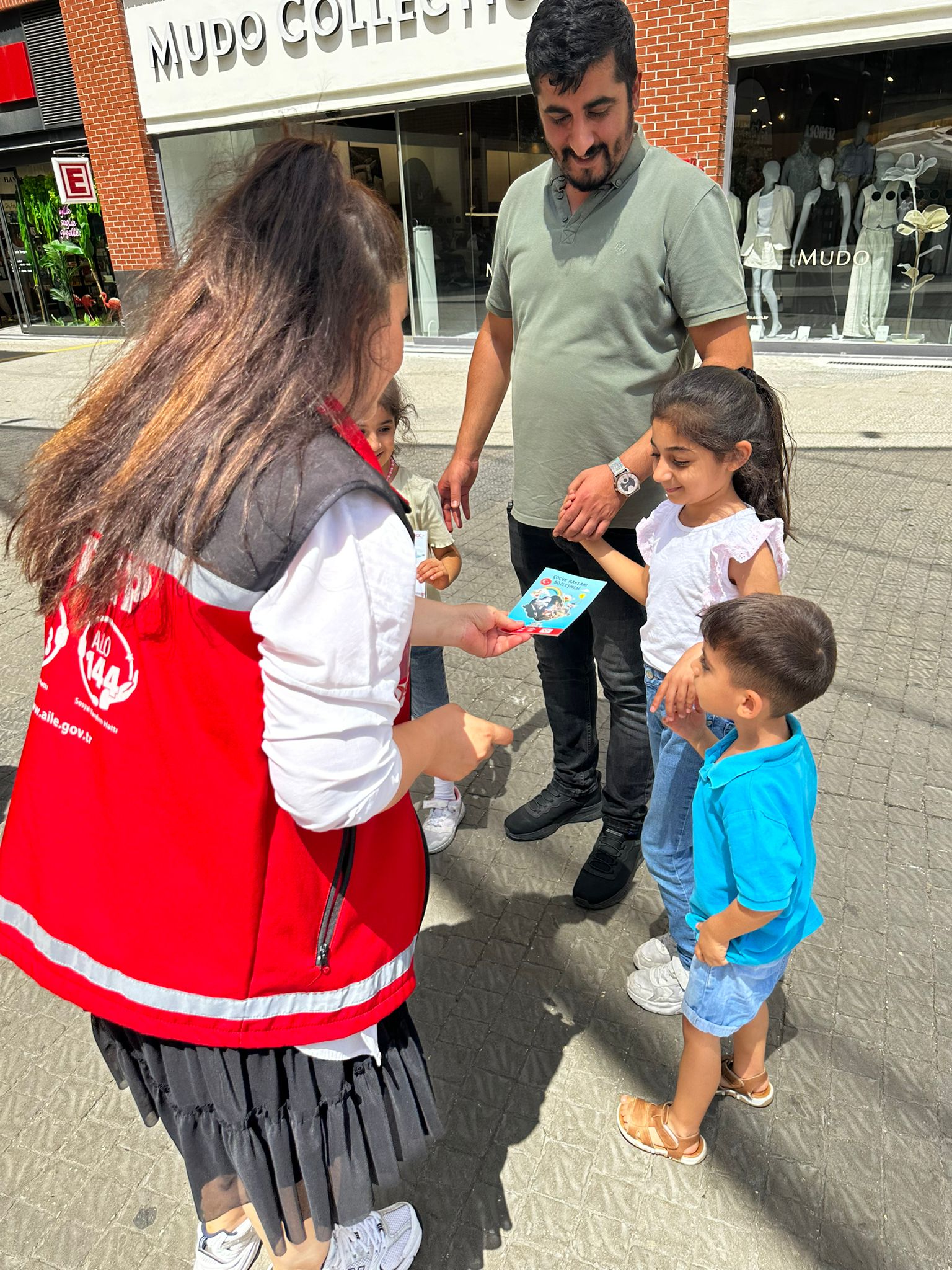 #YenişehirSHM tarafından 12 Haziran #DünyaÇocukİşçiliğiyleMücadeleGünü kapsamında Mersin Forum Alışveriş Merkezi’nde stant açılarak vatandaşlarımıza yönelik rehberlik,bilgilendirme ve farkındalık çalışmaları yapıldı.