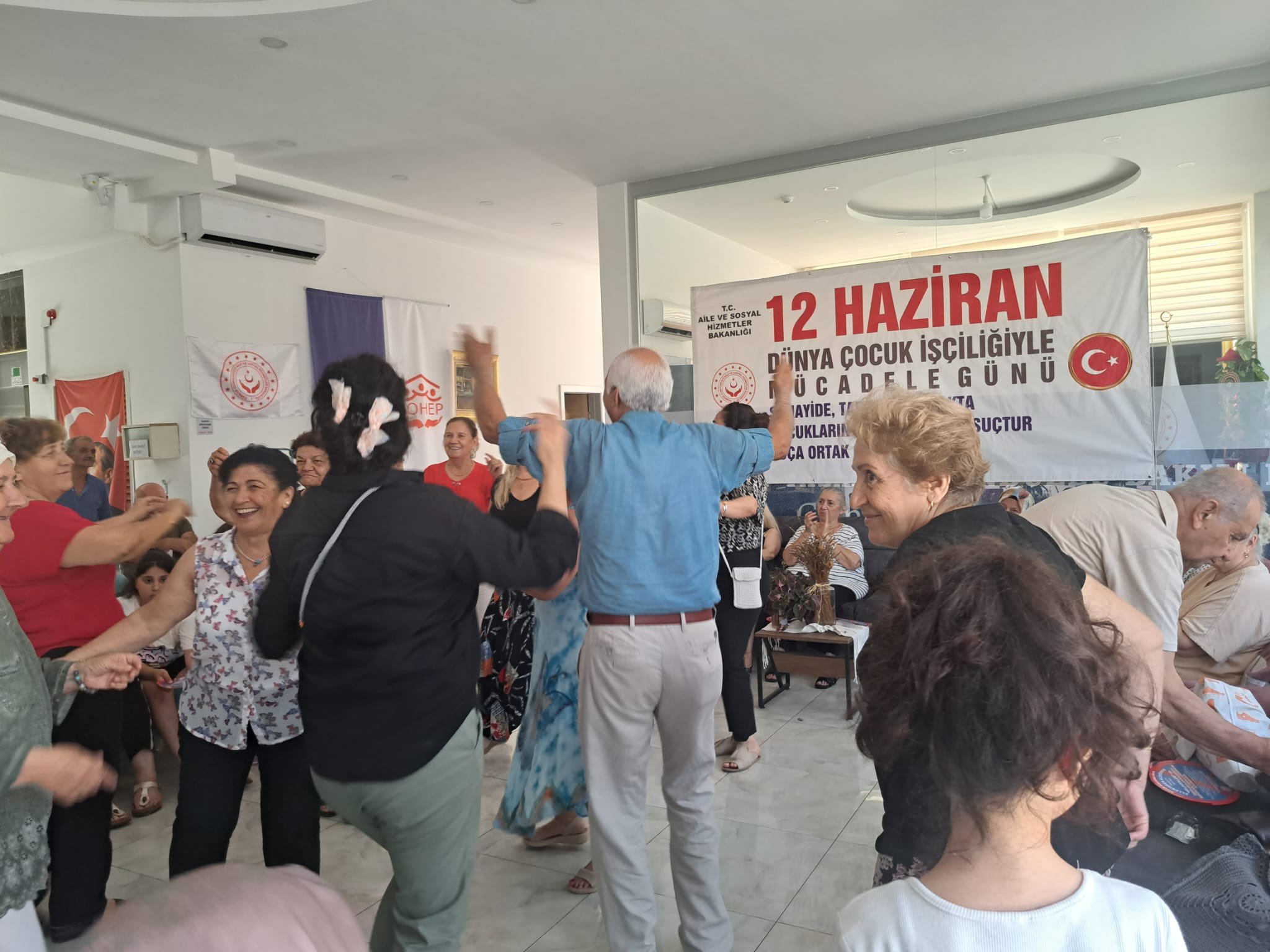 12 Haziran Çocuk İşçiliği ile Mücadele Günü kapsamında Mersin Gündüzlü Bakım ve Aktif Yaşam Merkezimizde etkinlik düzenlendi. Çocuklar ve yetişkinler bugüne dikkat çekmek amacıyla düzenlenen programda keyifli vakit geçirdiler.