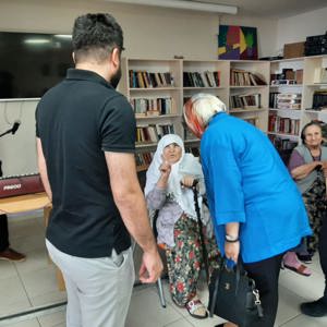 İl Emniyet Müdürümüz Sayın Selim ARICI’nın Eşi Hanımefendi Nebahat ARICI, Huzurevimizi ziyaret etti. - fotoğraf 1