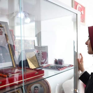 Genel Müdürlüğümüzün “BİR ÇERÇEVE İKİ KAHRAMAN” projesi kapsamında hazırlanan kara kalem çizim çalışmaları şehit ailelerimize takdim edildi.  - fotoğraf 1