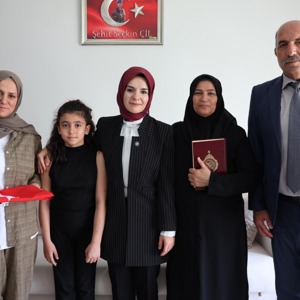 Genel Müdürlüğümüzün “BİR ÇERÇEVE İKİ KAHRAMAN” projesi kapsamında hazırlanan kara kalem çizim çalışmaları şehit ailelerimize takdim edildi.  - fotoğraf 2