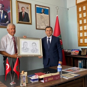 Genel Müdürlüğümüzün “BİR ÇERÇEVE İKİ KAHRAMAN” projesi kapsamında hazırlanan kara kalem çizim çalışmaları şehit ailelerimize takdim edildi.  - fotoğraf 8
