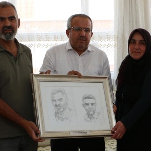 Genel Müdürlüğümüzün “BİR ÇERÇEVE İKİ KAHRAMAN” projesi kapsamında hazırlanan kara kalem çizim çalışmaları şehit ailelerimize takdim edildi.  - fotoğraf 5