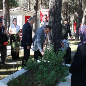 Valimiz Sayın Türker ÖKSÜZ, İl Müdürümüz Mustafa ÇAKIR, ilimiz protokolü ve şehit yakınlarımız ve gazilerimiz ile birlikte mübarek Kurban Bayramı dolayısıyla Burdur Şehitliğini ziyaret etti - fotoğraf 5