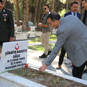 Valimiz Sayın Türker ÖKSÜZ, İl Müdürümüz Mustafa ÇAKIR, ilimiz protokolü ve şehit yakınlarımız ve gazilerimiz ile birlikte mübarek Kurban Bayramı dolayısıyla Burdur Şehitliğini ziyaret etti - fotoğraf 4