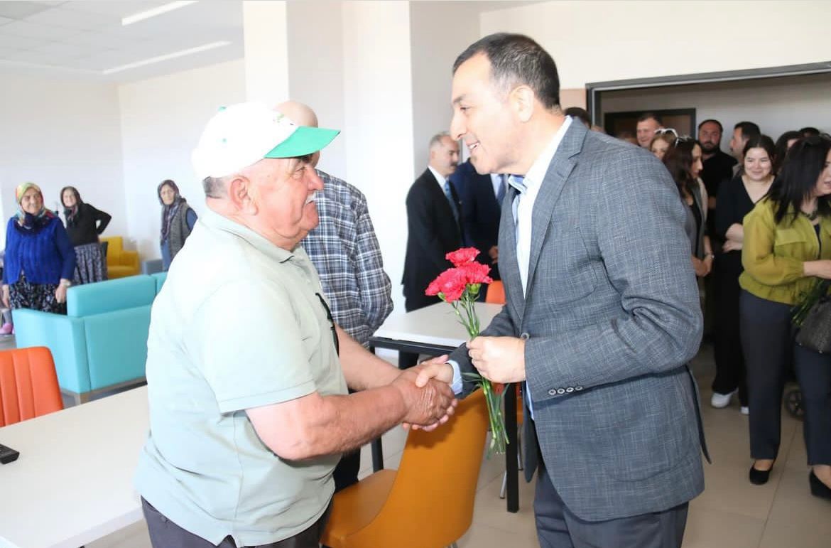 Valimiz Sayın Türker ÖKSÜZ eşi Meral ÖKSÜZ hanımefendi, İl Müdürümüz Mustafa ÇAKIR ve ilimiz protokolü Kurban Bayramı programı kapsamında Müdürlüğümüze bağlı Hilmi Hafize Evin Huzurevi Yaşlı Bakım ve Rehabilitasyon Merkezi Müdürlüğümüzü ziyaret etti