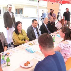 Valimiz Sayın Türker ÖKSÜZ eşi Meral ÖKSÜZ hanımefendi, İl Müdürümüz Mustafa ÇAKIR ve ilimiz protokolü Kurban Bayramı programı kapsamında Müdürlüğümüze bağlı Burdur Engelsiz Yaşam, Bakım Rehabilitasyon ve Aile Danışma Merkezi Müdürlüğümüzü ziyaret etti - fotoğraf 2