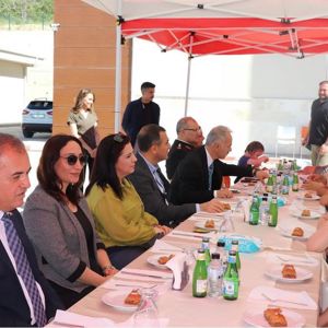 Valimiz Sayın Türker ÖKSÜZ eşi Meral ÖKSÜZ hanımefendi, İl Müdürümüz Mustafa ÇAKIR ve ilimiz protokolü Kurban Bayramı programı kapsamında Müdürlüğümüze bağlı Burdur Engelsiz Yaşam, Bakım Rehabilitasyon ve Aile Danışma Merkezi Müdürlüğümüzü ziyaret etti - fotoğraf 3