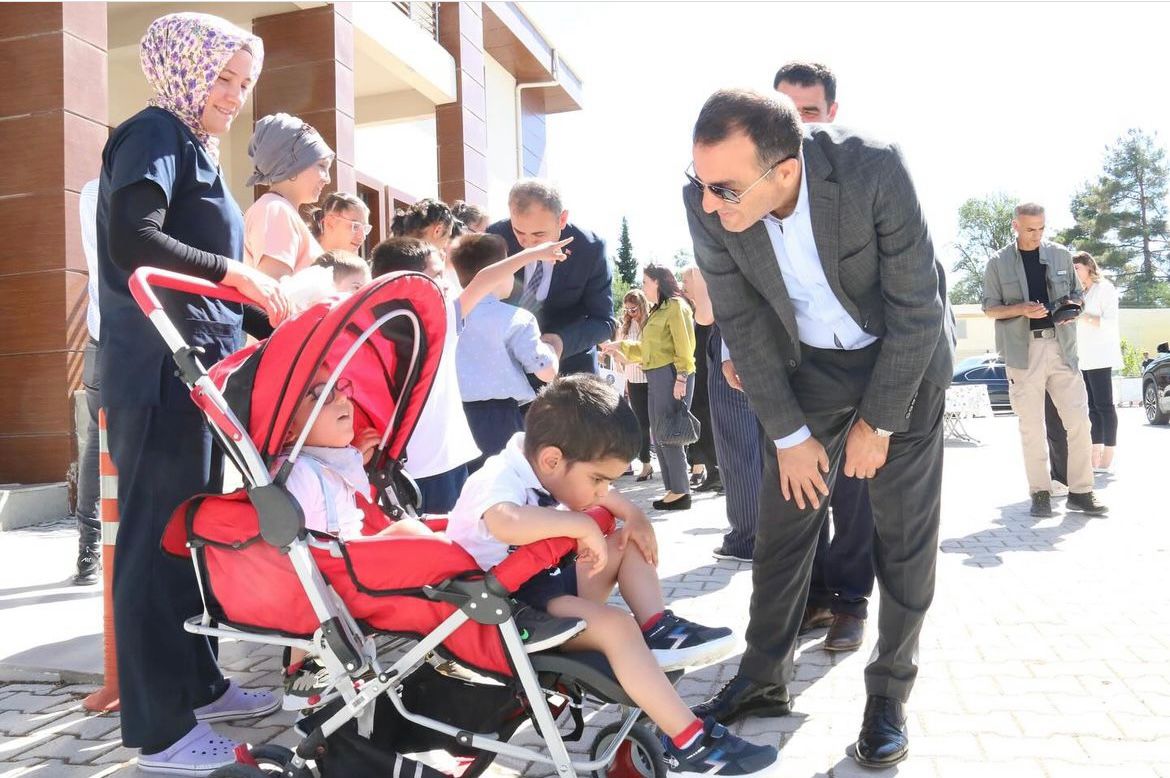 Valimiz Sayın Türker ÖKSÜZ eşi Meral ÖKSÜZ hanımefendi, İl Müdürümüz Mustafa ÇAKIR ve ilimiz protokolü Kurban Bayramı programı kapsamında Müdürlüğümüze bağlı Burdur Engelsiz Yaşam, Bakım Rehabilitasyon ve Aile Danışma Merkezi Müdürlüğümüzü ziyaret etti