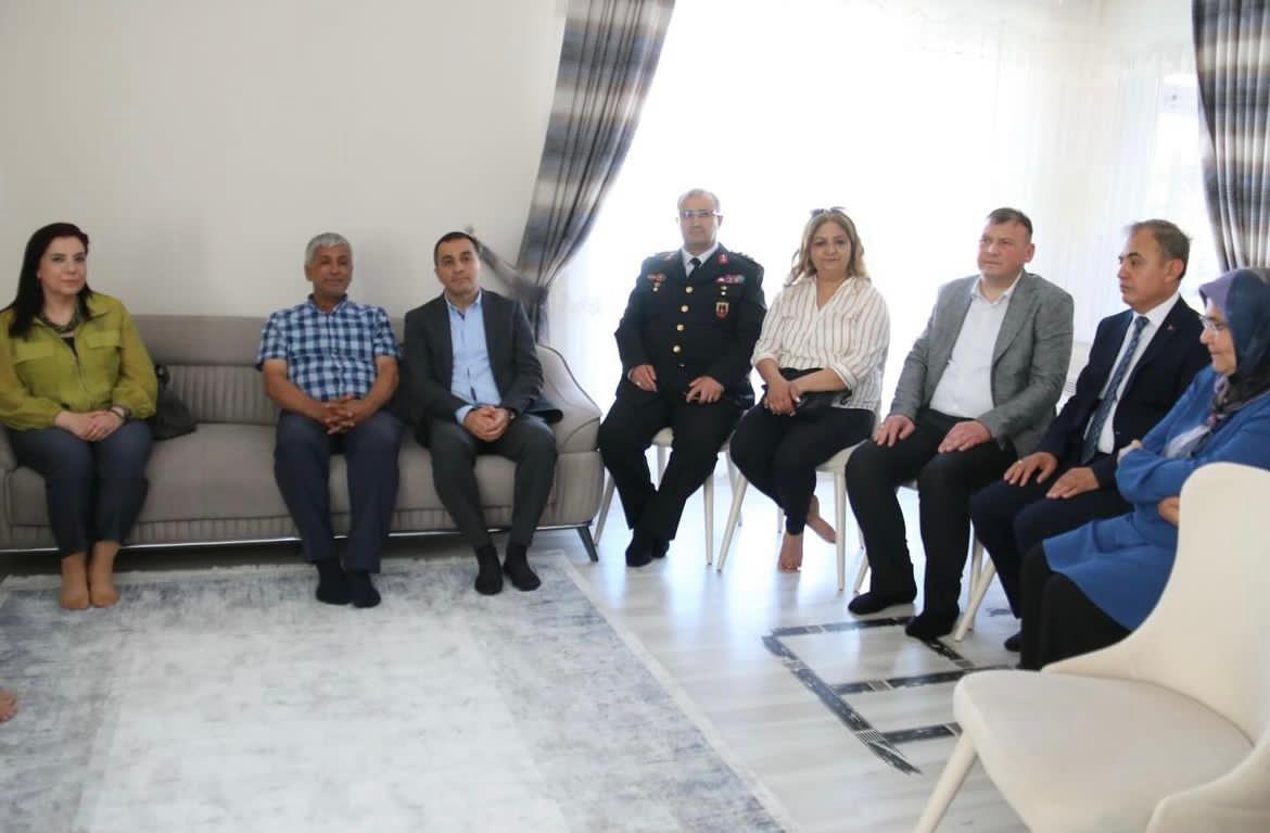 Valimiz Sayın Türker ÖKSÜZ eşi Meral ÖKSÜZ hanımefendi, İl Müdürümüz Mustafa ÇAKIR ve ilimiz protokolü Kurban Bayramı programının devamında aziz şehidimiz Sıdkı KARA’nın ailesini evlerinde ziyaret etti