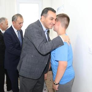 Valimiz Sayın Türker ÖKSÜZ eşi Meral ÖKSÜZ hanımefendi, İl Müdürümüz Mustafa ÇAKIR ve ilimiz protokolü Kurban Bayramı programı kapsamında Müdürlüğümüze bağlı Çocuk Evleri Koordinasyon Merkezi Müdürlüğüne bağlı çocuk evimizi ziyaret etti - fotoğraf 3