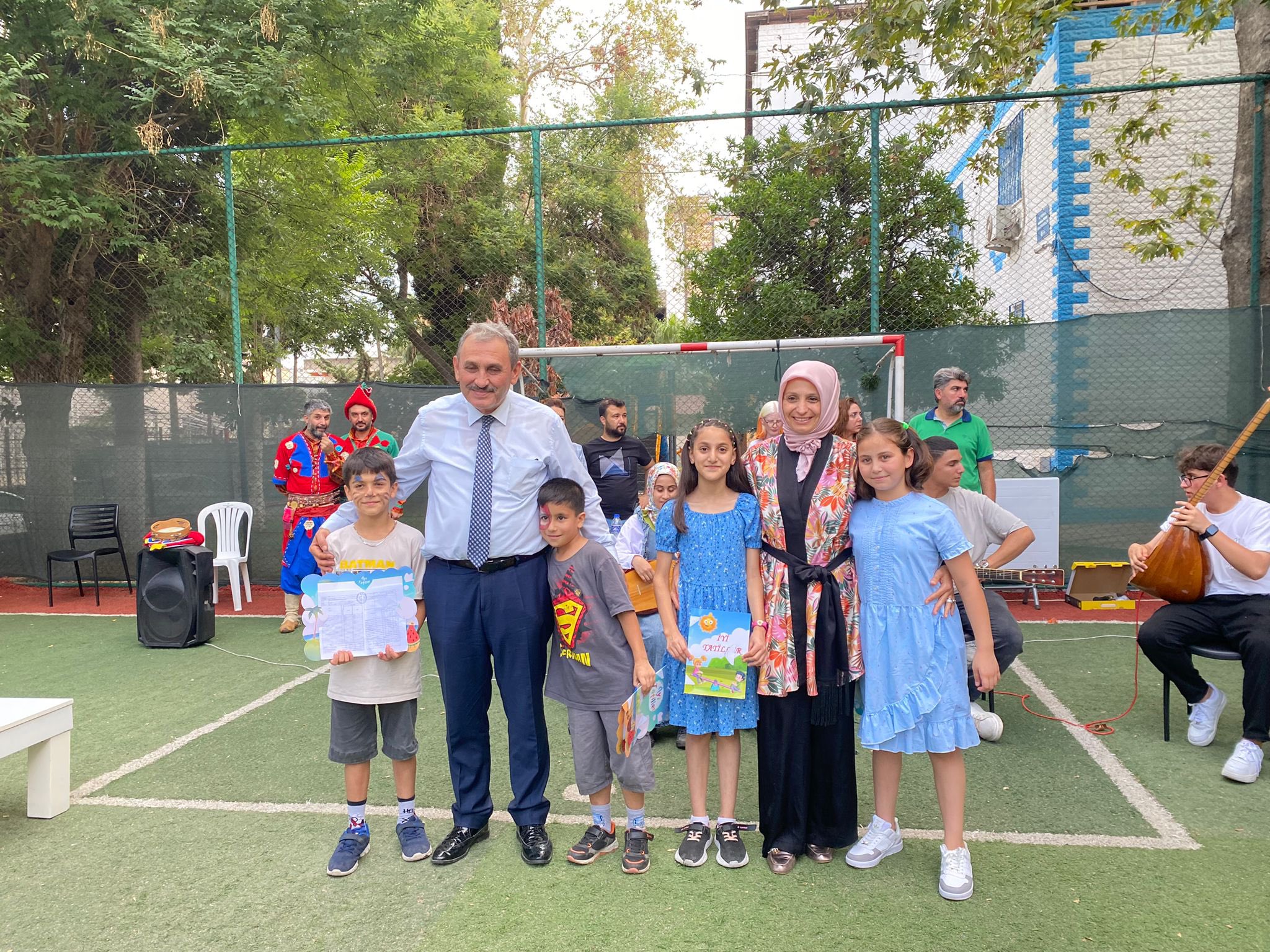 Bir Şefkat Haresi Projesi kapsamında karne günü münasebetiyle düzenlenen etkinlik ile çocuklarımız moral depoladılar.Milli Eğitim Müdürü Fazilet Durmuş ve İl Müdür V. Recep Bozkuş’un katıldığı etkinlikte birçok alanda etkinlik düzenlendi.