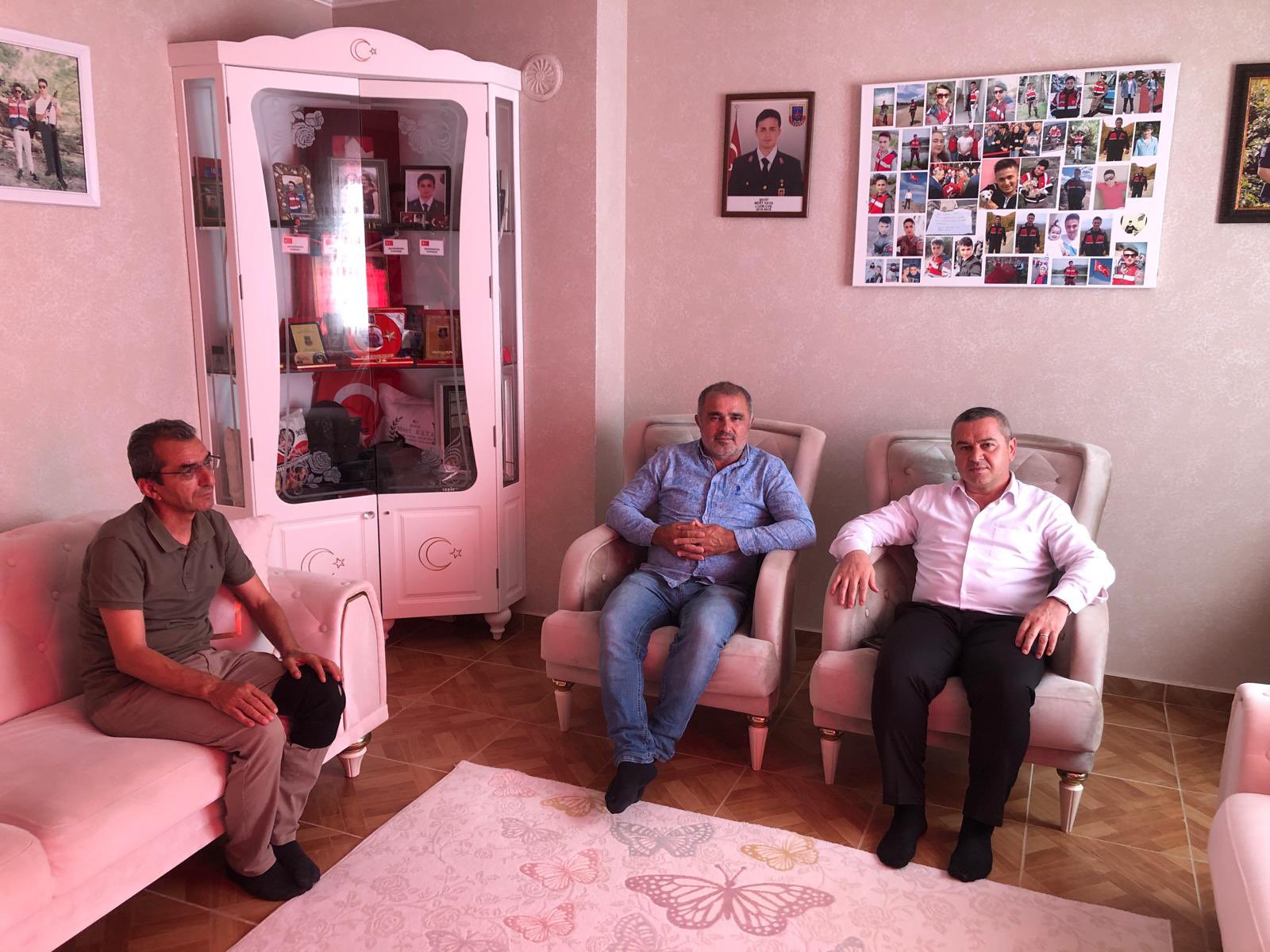 İl Müdürümüz Naci YILMAZ, #KurbanBayramı ve #BabalarGünü vesilesiyle 2019 yılında görevi sırasında kaza geçirerek şehadet mertebesine erişen Şehit Uzm.Çvş Mert Kaya’nın bizlere emaneti kıymetli ailesini ziyaret etti.