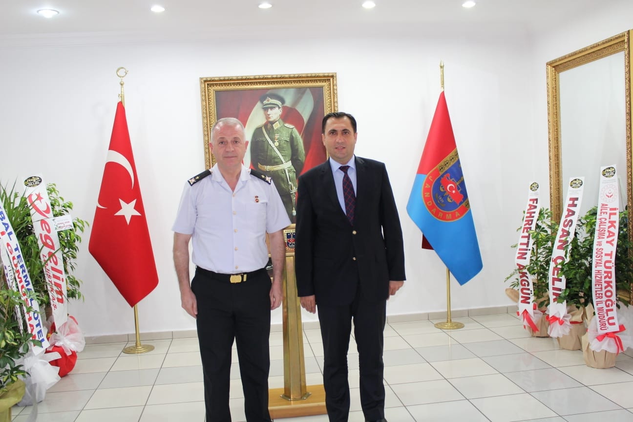 İl Müdürümüz İlkay Türkoğlu, Mardin İl Jandarma Komutanı iken Cumhurbaşkanlığı Kararnamesi ile Muğla İl Jandarma Alay Komutanlığı görevine atanan Tuğgeneral Yusuf Kenan Topçu'yu makamında ziyaret ederek, hayırlı olsun dileklerini iletti.