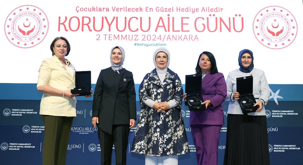 Emine Erdoğan Hanımefendi ve Bakanımız Mahinur Özdemir Göktaş, Gönül Elçileri ve koruyucu ailelerle bir araya geldi