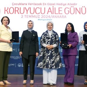 Emine Erdoğan Hanımefendi ve Bakanımız Mahinur Özdemir Göktaş, Gönül Elçileri ve koruyucu ailelerle bir araya geldi - fotoğraf 1