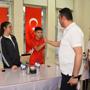 Aziz şehitlerimizin kıymetli evlatları, koruma altındaki çocuklarımız ve kuruluş bakımındaki engellilerimiz ile Milli Takım için tek yürek olduk. - fotoğraf 2