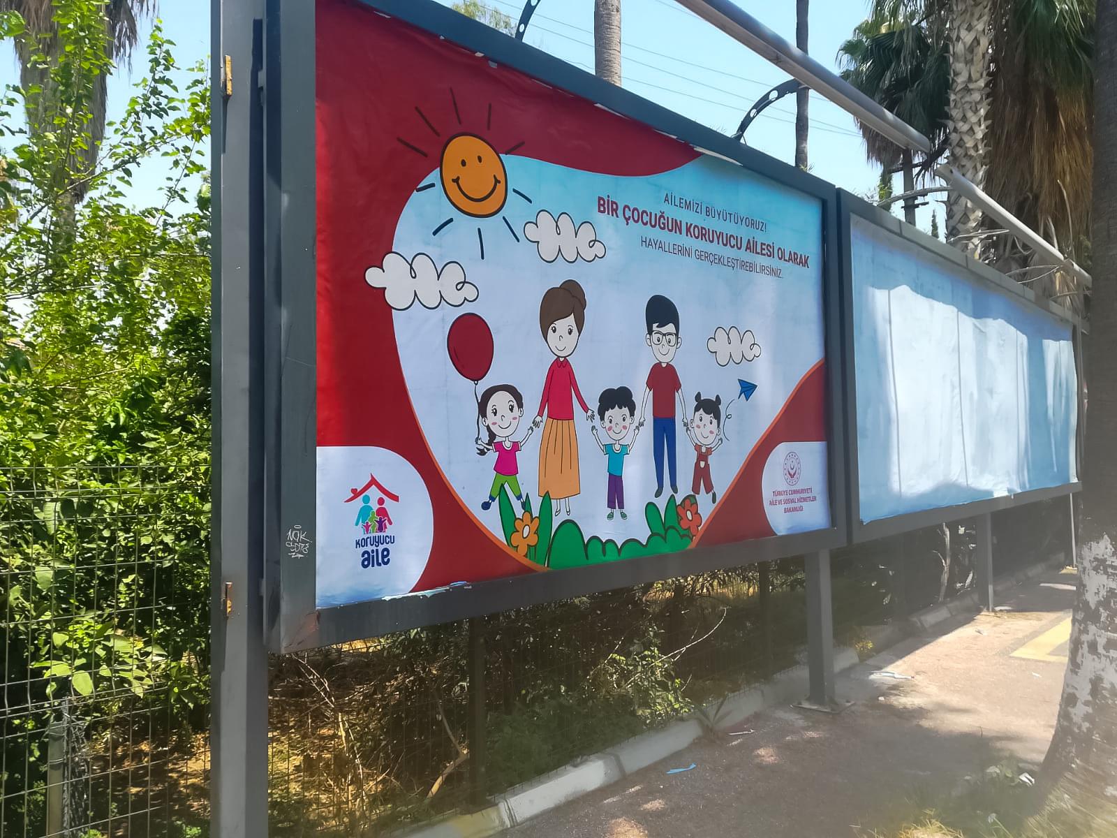 30 Haziran Koruyucu Aile Günü münasebetiyle Bakanlığımızca hazırlanan görseller İlimiz genelinde bilboardlarda yerini aldı. Bir çocuğun Koruyucu Ailesi olarak hayellerini gerçekleştirebilirsiniz.