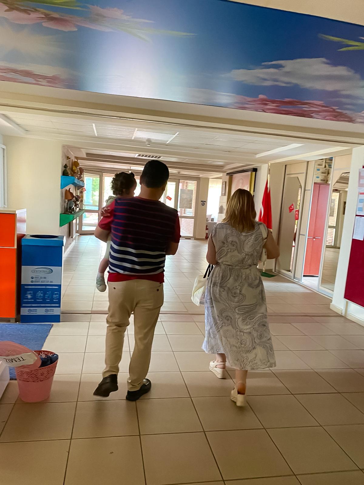 Devletimizin imkanları ve gönlü güzel Koruyucu Ailelerimizin iş birliğiyle binlerce çocuğumuz sevgi dolu sıcak yuvalarında yarınlara umutla bakıyor. Bugün bir çocuğumuz daha ailesine kavuştu. Çocuklara verilecek en güzel hediye sevgi dolu bir ailedir.