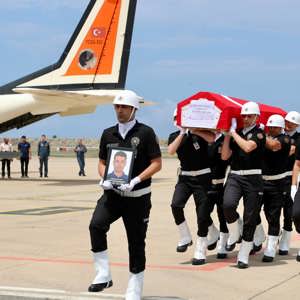 Şehit Polis Memuru Cemalcan Ev, gözyaşları arasında son yolculuğuna uğurlandı - fotoğraf 1