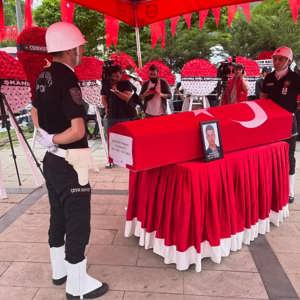 Şehit Polis Memuru Cemalcan Ev, gözyaşları arasında son yolculuğuna uğurlandı - fotoğraf 4