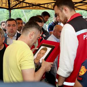 Şehit Polis Memuru Cemalcan Ev, gözyaşları arasında son yolculuğuna uğurlandı - fotoğraf 6