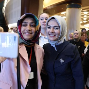 Emine Erdoğan Hanımefendi ve Bakanımız Mahinur Özdemir Göktaş, Gönül Elçileri ve koruyucu ailelerle bir araya geldi - fotoğraf 3