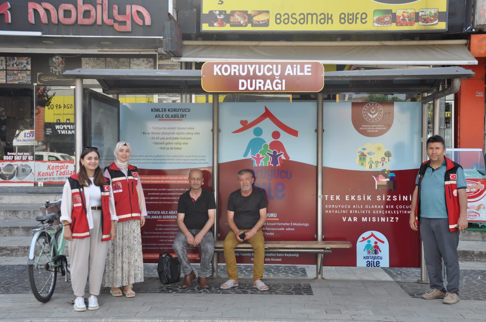 Koruyucu Aile Hakkında Tanıtımın Yer Aldığı Afişlerle Giydirilerek Koruyucu Aile Durağı Açıldı. - fotoğraf 1
