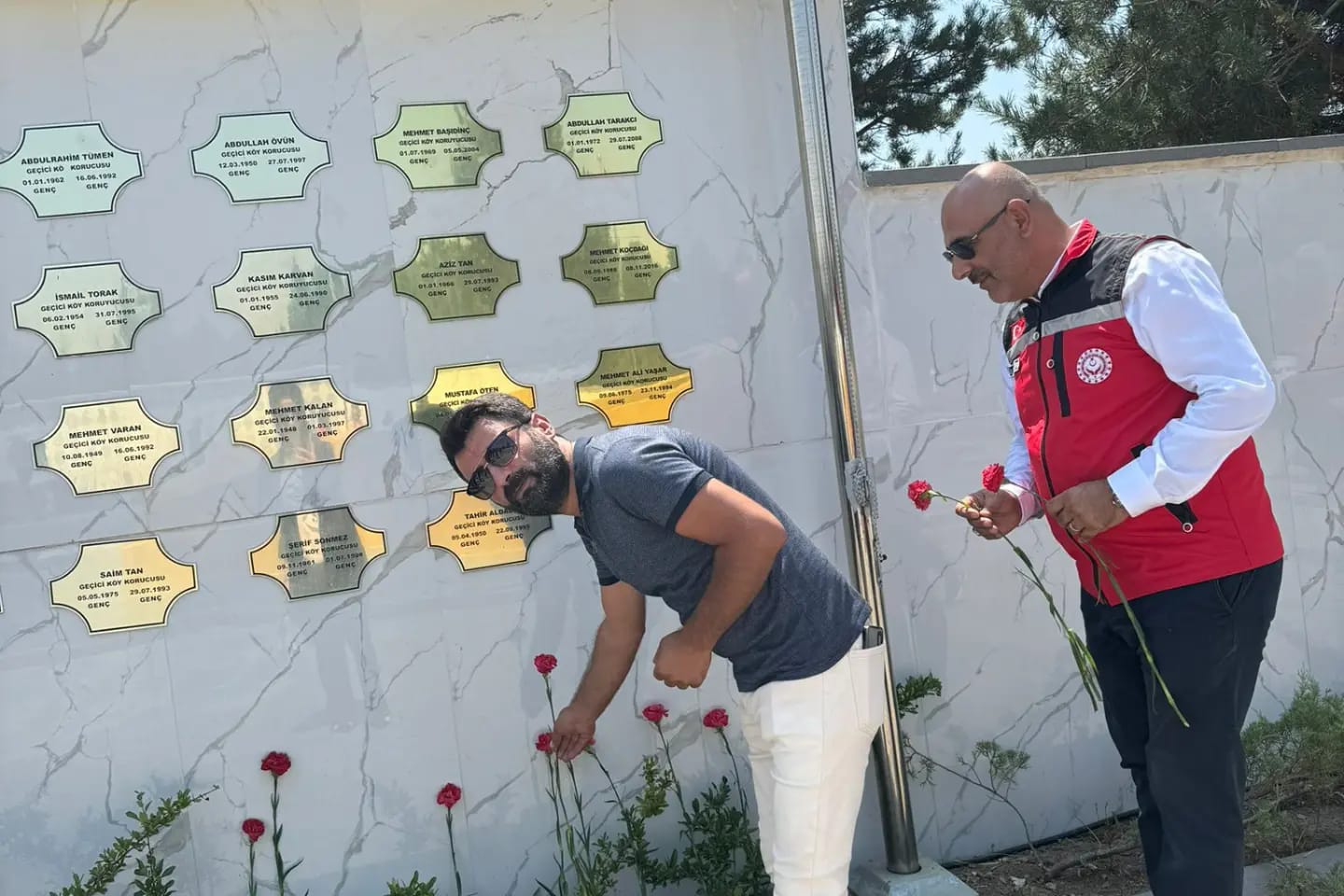 15 Temmuz mücadelemizin zirvesi, şanlı milletin zaferidir! Sn. Valimiz Ahmet Hamdi USTA, İl Protokolü, İl Müdürümüz Abdulbari AKSOY ve 15 Temmuz Demokrasi ve Milli Birlik Günü Gazileri ile birlikte Bingöl Şehitliğini ziyaret ederek karanfil bıraktılar.