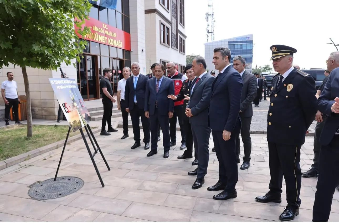 Valimiz Sayın Ahmet Hamdi USTA, İl Protokolü, İl Müdürümüz Abdulbari AKSOY ve kıymetli Gazilerimizle ile birlikte "15 Temmuz Demokrasi ve Milli Birlik Günü" temalı Resim ve Görsel Sanatlar Sergisini gezdiler.
