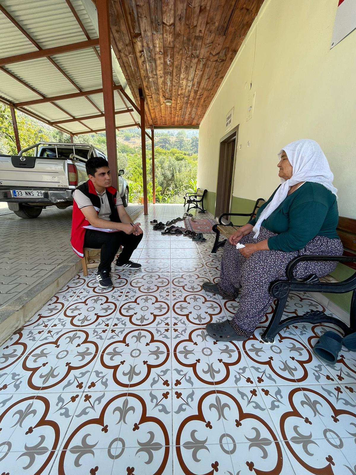 #MezitliSHM, Zeybekler Köyü'nde ekiplerimiz ile genel bir tarama yaptı. Köylüler hanelerinde ziyaret edilerek Evde Bakım Hizmeti, Sosyal Ekonomik Destek Hizmeti ve diğer hizmetlerimizden yararlanan vatandaşlarımızı yerinde denetim ve inceleme yaptı.