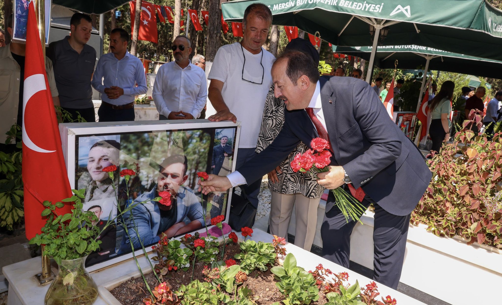 Valimiz Sn. Ali Hamza PEHLİVAN,#15Temmuz Demokrasi ve Milli Birlik Günü vesilesiyle Mersin Şehitlik’te İl Müdürümüz Naci YILMAZ ve şehitlerimizin muhterem aileleri ile birlikte şehitlerimizin kabirlerini ziyaret etti.