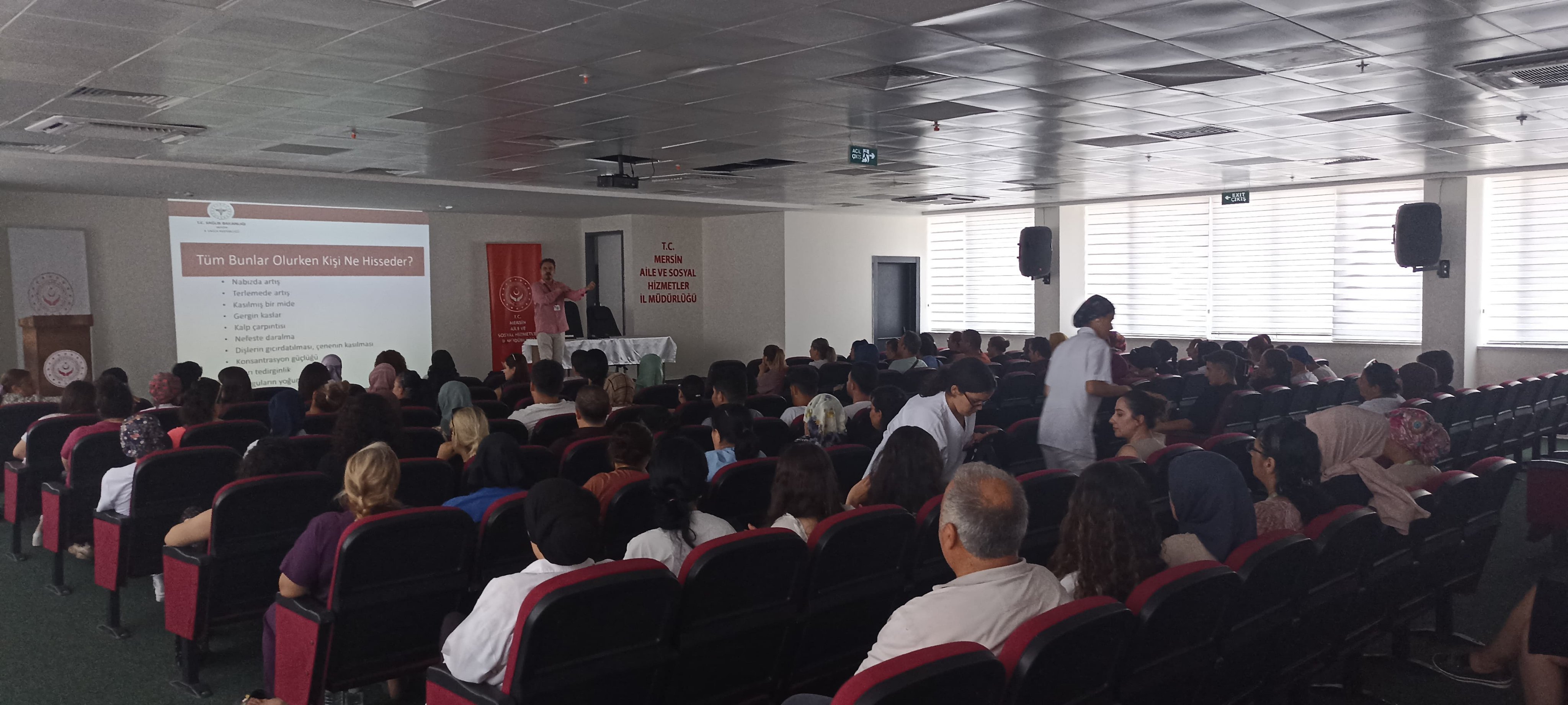 Müdürlüğümuze bağlı resmi ve özel engelli bakım merkezlerinde çalışan bakım, sağlık personeli ve mesleki personele yönelik "Stresle Başa Çıkma Yolları,Öfke Kontrolü, ⁠Etkili İletişim"konularında hizmet içi eğitim seminerlerinin ilk oturumu gerçekleşti.