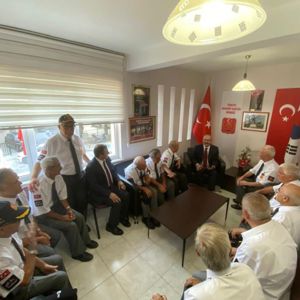Valimiz Sayın Doç. Dr. Ömer TORAMAN Türkiye Muharip Gaziler Derneği Çanakkale Şube Başkanlığını Ziyaret Etti - fotoğraf 1