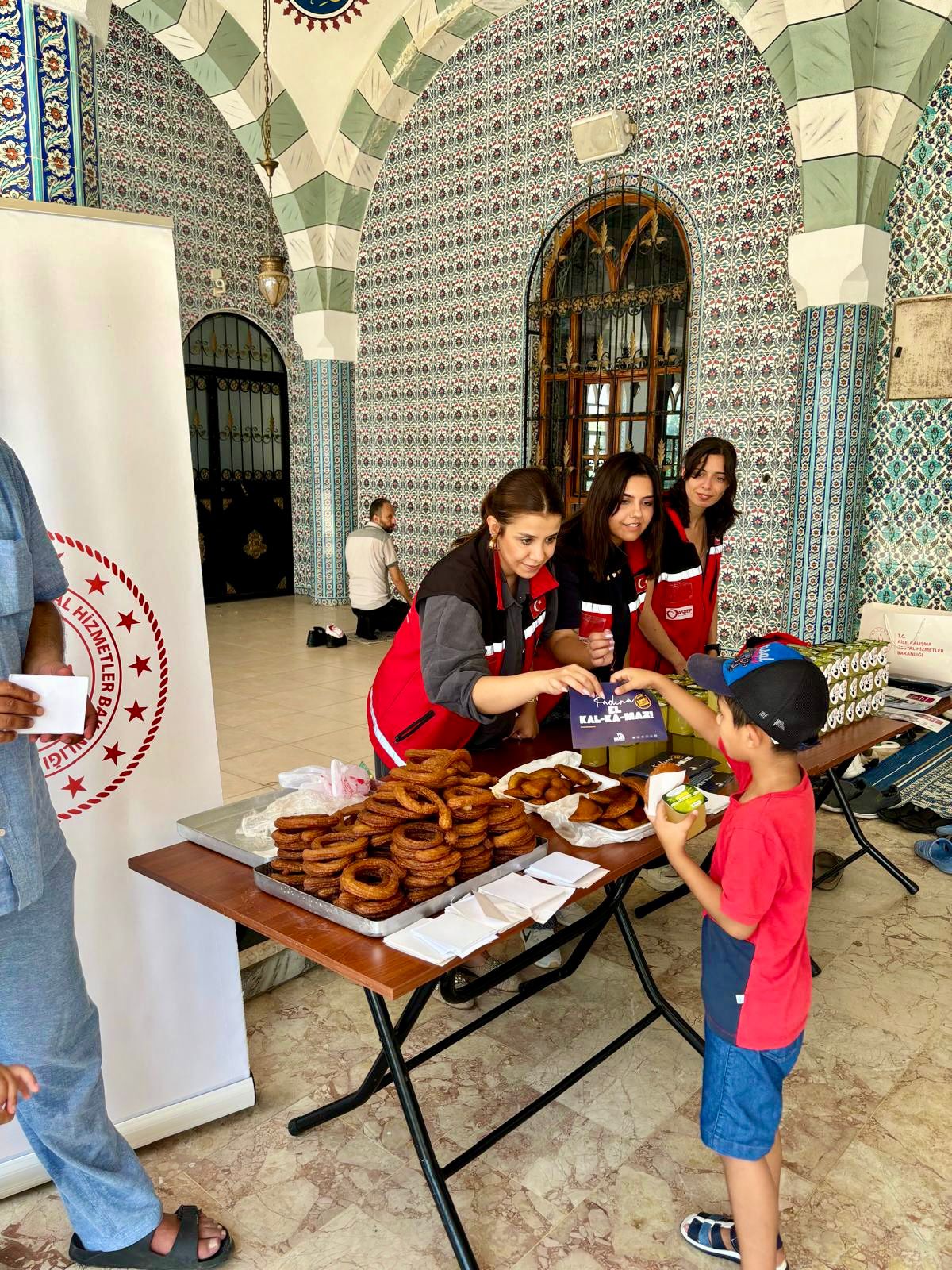 #YenişehirSHM tarafından  Muğdat Camii Cuma namazı çıkışında “Kadına Şiddet İnsanlığa İhanettir” mottolu limonata dağıtımı yapıldı ve vatandaşlara yönelik “ Kadına El Kalkamaz” konulu broşür dağıtımı gerçekleştirildi.