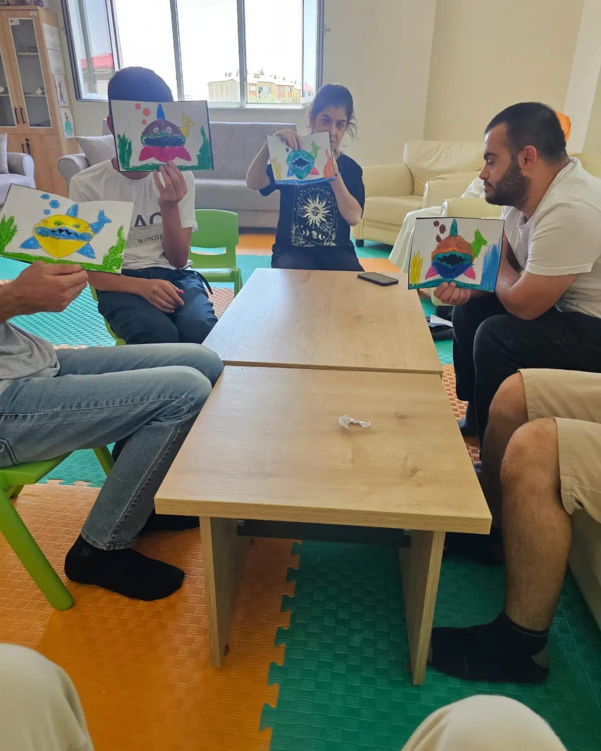 İl Müdürlüğümüze bağlı Bingöl Gündüz Bakım, Rehabilitasyon ve Aile Danışma Merkezimizde hizmet gören engelli bireylerimiz ile birlikte Resim ve Takı Tasarım kursunda çeşitli etkinlikler yapılarak eğlenceli vakit geçirdiler.