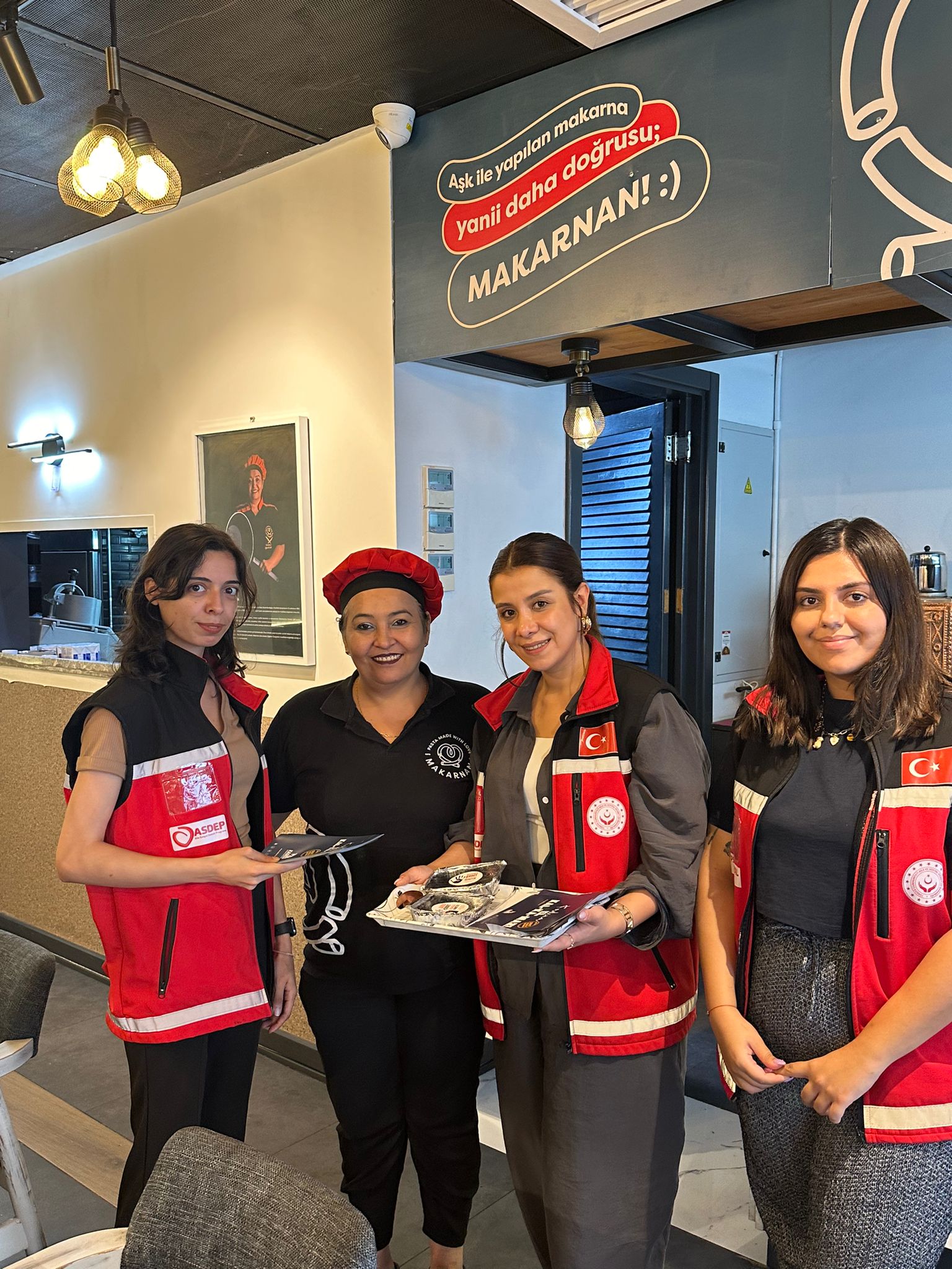 #YenişehirSHM tarafından ilçe sınırlarında faaliyet gösteren kadın esnaflara  “Kadına Şiddet İnsanlığa İhanettir” mottolu aşure dağıtımı yapılarak "#KADES" konulu broşür dağıtımı ve rehberlik faaliyetleri gerçekleştirilmiştir.