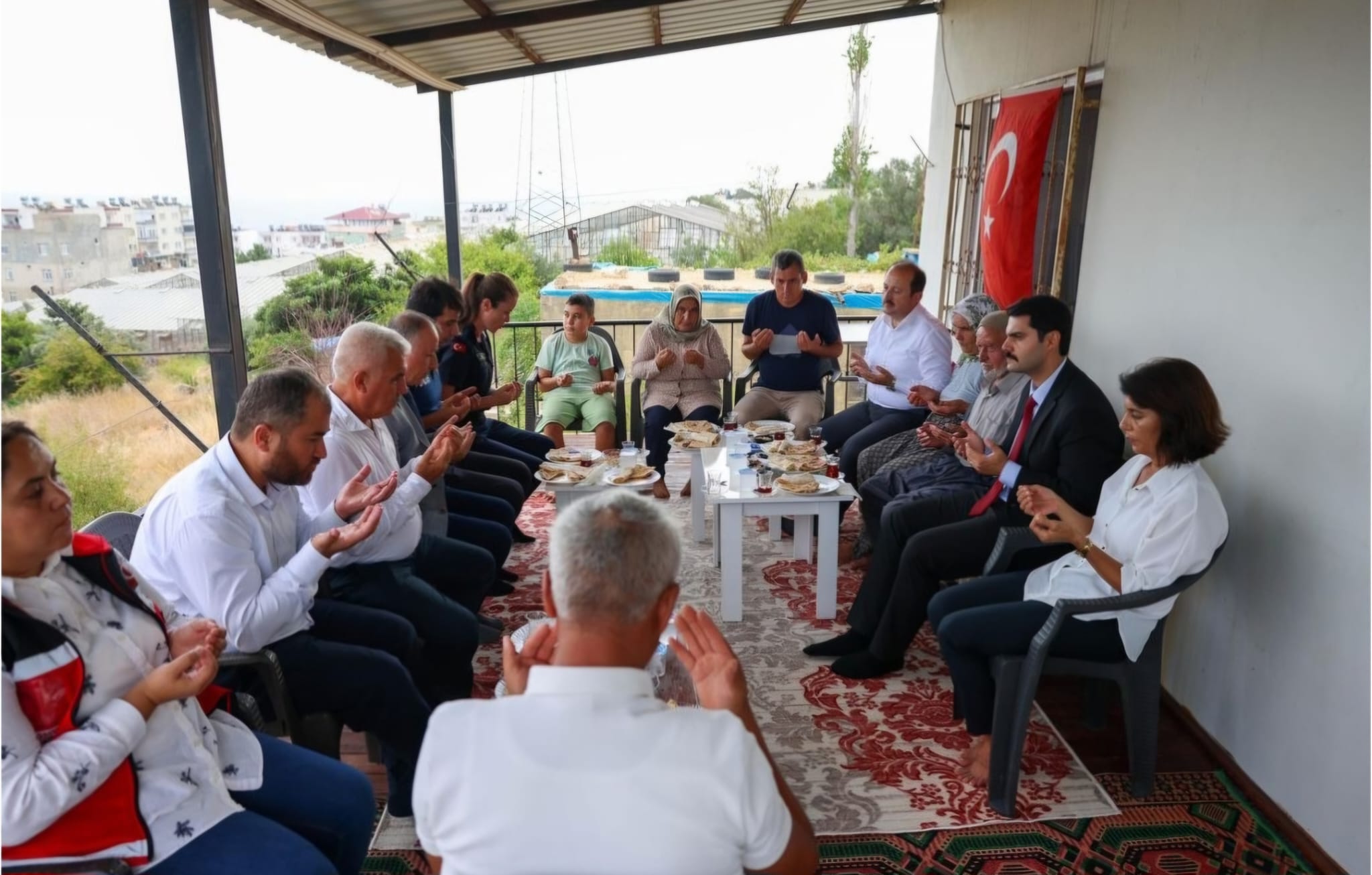 Valimiz Sn.Ali Hamza PEHLİVAN ve #SilifkeSHM,2005  yılında meydana gelen kazada şehit olan Jandarma Uzm.Çvş Niyazi KUM'un kıymetli ailesini Aydıncık'ta ziyaret ettiler.Şehidimize Allah'tan rahmet yakınlarına baş sağlığı diliyoruz.