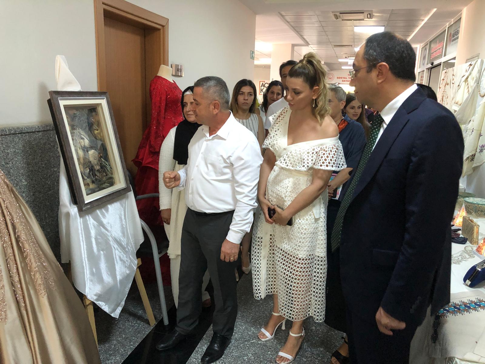 Toroslar Kaymakamı Mehmet SOĞUKPINAR ve İl Müdürümüz Naci YILMAZ, #Toroslar Kaymakamlığına bağlı Aile Destek Merkezimizde kadınlarımızın yaptığı birbirinden güzel ürünlerin bulunduğu yıl sonu sergisine katıldılar.